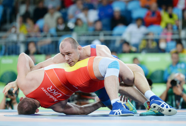 latihan-ekstrem-pegulat-profesional-di-ring-keras