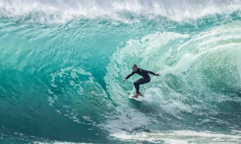 tips-surfing-aman-saat-ombak-tinggi-di-pantai-terbuka